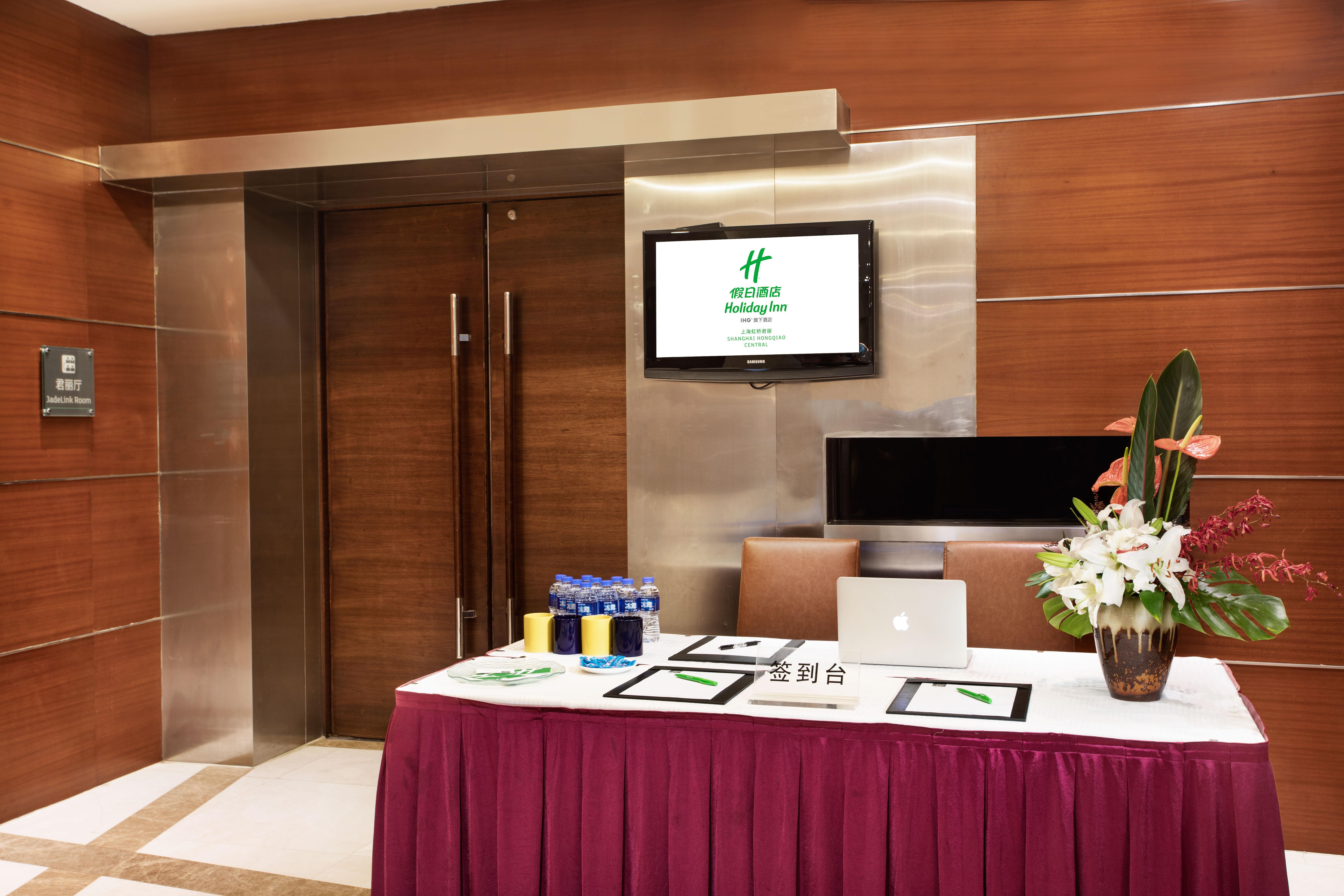 Holiday Inn Shanghai Hongqiao Central By Ihg Exterior photo