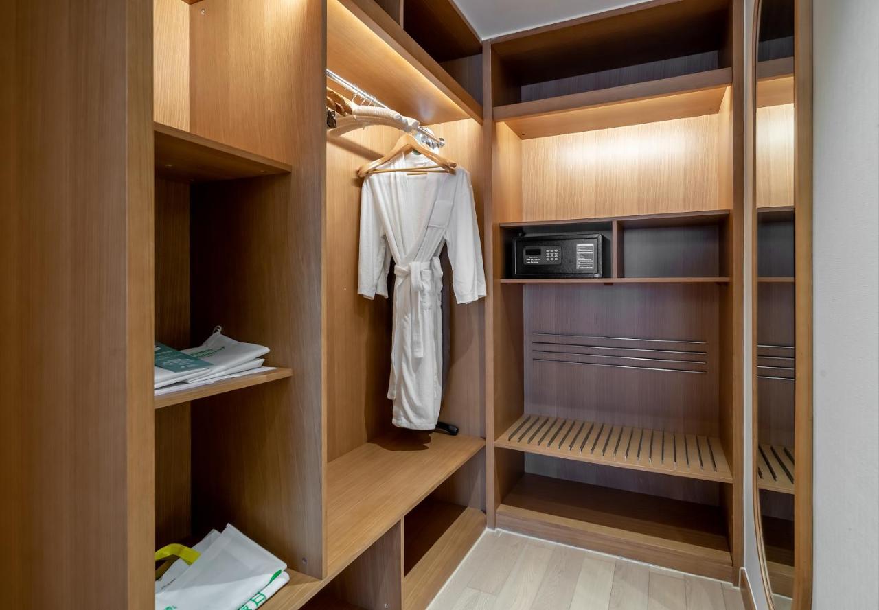 Holiday Inn Shanghai Hongqiao Central By Ihg Exterior photo