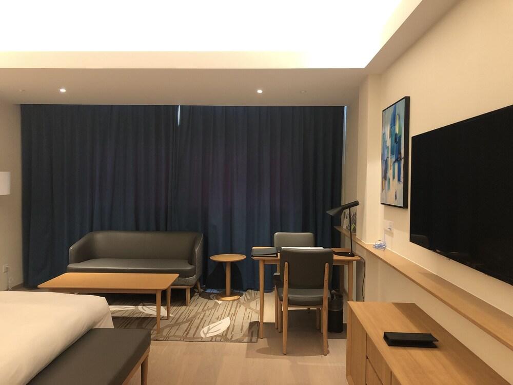 Holiday Inn Shanghai Hongqiao Central By Ihg Exterior photo